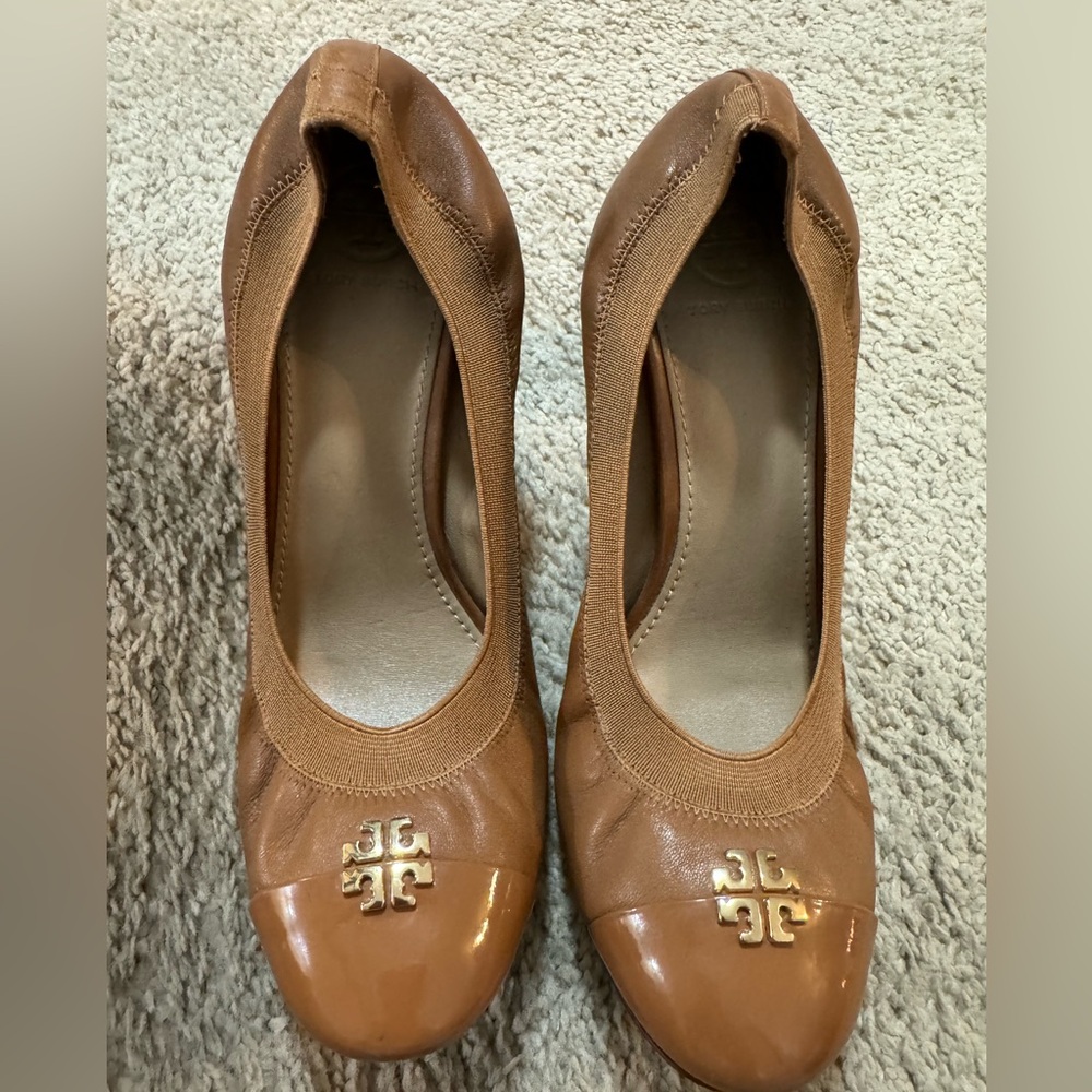 Tory Burch Jolie Camel patent leather pumps Size 9